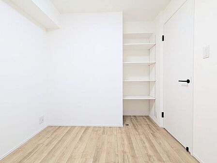 ベッドと学習机を配置しやすく、勉強にも休息にも使いやすい子供部屋です。
