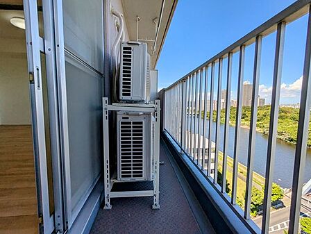 開放感のある眺望を楽しめるバルコニー。外の景色を眺めながら気分転換できます。
