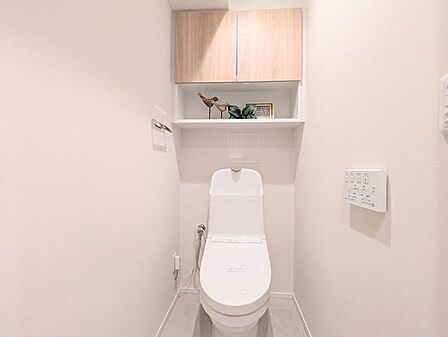一年を通して快適に使える温水洗浄便座付き。毎日の暮らしに嬉しい設備です。