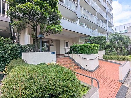緑や植栽が彩りを添え、帰宅した方を穏やかな雰囲気で迎えてくれます。