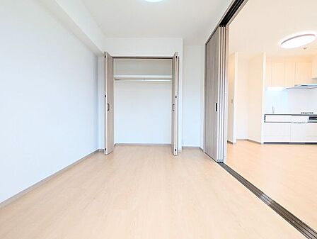 リビングに隣接し、扉を開ければ一体的な空間としても活用できる洋室です。