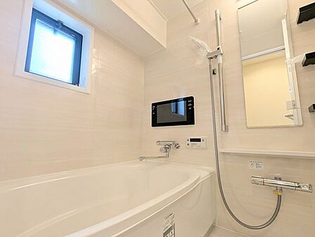 雨の日や花粉の季節にも便利な浴室乾燥機付き。洗濯物を時間や天候を気にせず乾かせます。