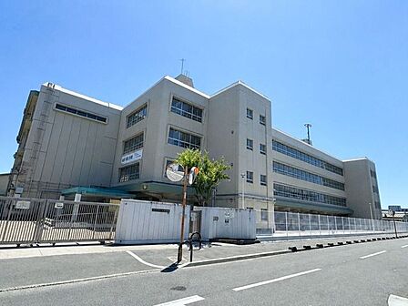 茨木市立三島中学校　・生徒数約494名 680m