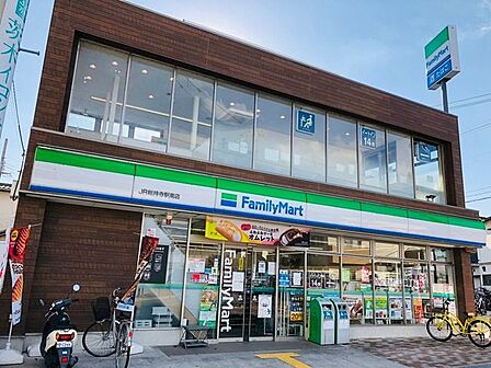 ファミリーマートJR総持寺駅南店 180m