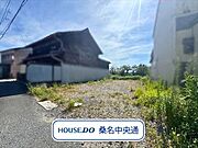 小中学校まで徒歩3分と近いので通学も安心ですね。スーパーも徒歩6分の便利な距離にあります。（2025年8月18日　撮影）