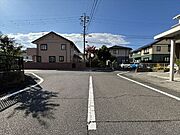 幅員約7.5mの前面道路です。引越し業者のトラックも問題なく停めて置くことが出来る道幅です。（2025年10月27日撮影）