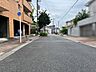 外観：車がスピードを出さないよう植樹された前面道路です。静かで安心のための工夫がされています。（2026年8月4日撮影）
