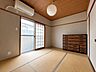 和室：採光の良い和室はのんびりと寛げる空間。扉を開放して、リビングの延長のように使うこともできます。※AIによる物消し加工を行っています（2026年8月4日撮影）