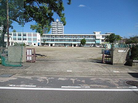 【精義小学校】明治時代に開校して以来の長い歴史を持つ学校です。昭和初期以来、二宮金次郎像が児童を見守っています。 20m