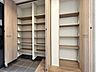 収納：玄関収納：お子さまの届く高さにしたり、ブーツの高さに合わせたり、住む人に合わせられるのが可動棚の魅力です。（2026年9月24日撮影）