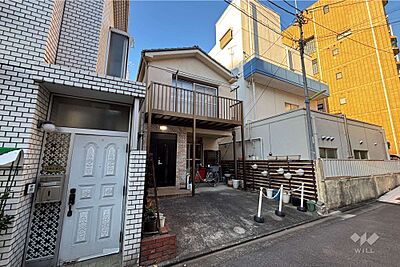 外観：東急目黒線「西小山」駅徒歩6分。70.47?の土地（古家付き）です。建築条件無しのためお好きなハウスメーカーで建築いただけます。