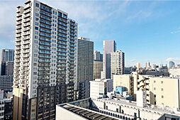 前面の建物とは距離があるので日当たりも良く、外からの目線も気にならないバルコニーです。