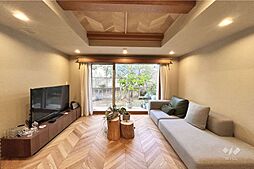 LDK18.6帖。庭に面し、緑を感じられる明るいお部屋。綺麗な縦長の形で家具のレイアウトも自在に。