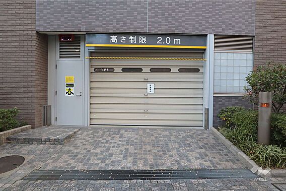 駐車場の出入り...