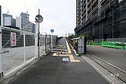 敷地南東側の前面道路(南西側から)