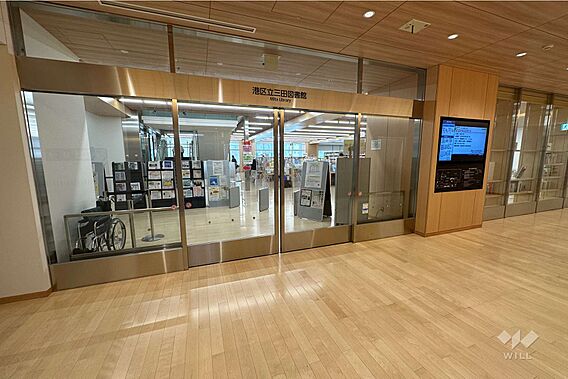 三田図書館の外...