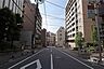 周辺：敷地南西側の前面道路