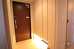玄関シューズボックスがあり、すっきりとした玄関です。色見もスタイリッシュで統一感があります。