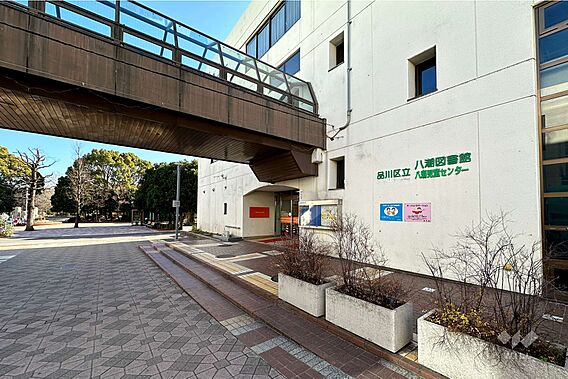 八潮図書館の外...