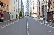 敷地東側の前面道路（南側から）