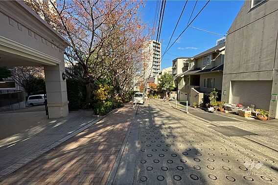敷地東側は明治...