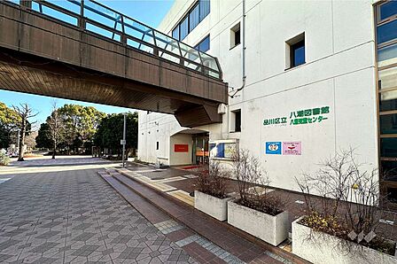 八潮図書館の外観