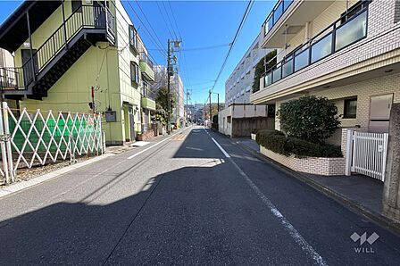 敷地北東側の前面道路(北西側から)