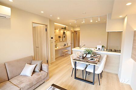 LDK自然光が差し込む明るいお部屋です。