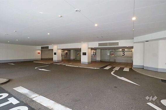 駐車場の出入り...