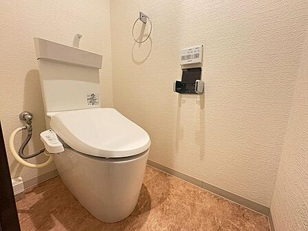 【トイレ】手洗い一体型のトイレで、使用後すぐの手洗いが可能です。温水洗浄便座が備わっており、1年を通して快適にご使用いただけます。タオルハンガー付き。
