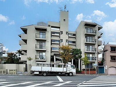 外観：阪急神戸線・甲陽線「夙川」駅徒歩5分の好立地に建つ、総戸数26戸の地上5階地下1階建マンションです。