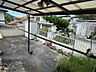 その他：駐車場上はテラスとなっており、洗濯物も干せるスペースです。