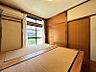 室内：大きく開いた窓からは、明るい日差しが差し込みます。