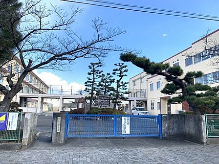 県居小学校まで 436m 徒歩約6分●学校教育目標「共に生き生きと学び続ける子」 自分の考えを持って主体的に他と関わることができる子の育成を目指します。