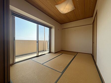 バルコニーに面した和室は陽当たり良好!畳の温かみはフローリングにはない良さですね♪