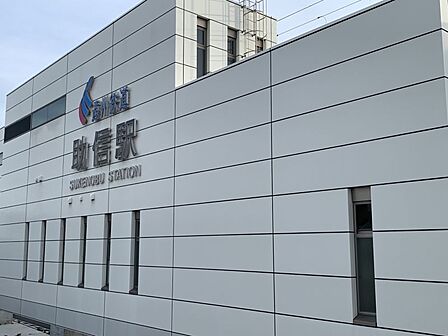 助信駅まで徒歩約12分●相対式ホーム2面2線の高架駅。直営駅(早朝・夜間は無人)であり、駅舎がある。夜間は列車交換を行っています。
