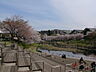 周辺：徒歩16分 14万平方メートルの広大な敷地に、豊かな緑や芝生の広場、遊具が充実した「忍者とりで」など、子ども達が遊べる充実したスポットです。春には桜の花が咲き誇り、お花見スポットとしても有名です。