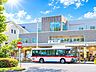 周辺：田園都市線「藤が丘」駅前。今後予定されている再開発により、駅周辺のさらなる発展にも期待が寄せられます。