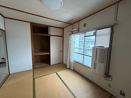 大きな窓から柔らかな光が差し込み、心地よい時間を演出する和室。テレワークや趣味部屋にも使いやすい快適な空間です。