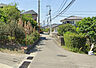 その他：周辺は戸建が並ぶ穏やかな街並み。前面道路は交通量が少なく、小さなお子さまのいるご家庭も安心。散歩が楽しくなる、のどかな雰囲気が魅力のロケーションです。