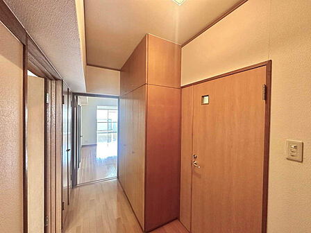 天井高の収納が並ぶ廊下は、生活用品をすっきりしまえて住空間を広く保てます。