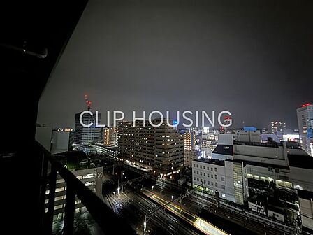 前面に高層建物がなく、見晴らしの良い空間です。線路は近いですが防音処理を施している為、窓を閉めると音や振動はほとんど感じられません。