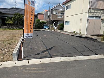 外観：■南道路＆北道路■　南道路で日当たり確保！！両面道路につき開放感あり！閑静な住宅街！！（全体写真）