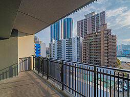 南西向きバルコニーからの眺望。近くには高層マンションもありますが、視界は開けているので開放的。