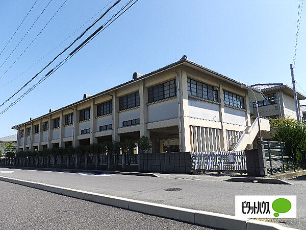画像26:中学校「近江八幡市立八幡中学校まで1296m」