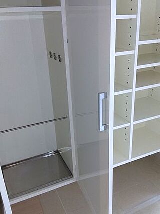 玄関収納豊富で...