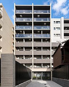 外観:ガラス手すりと端正なタイル使いが印象的な外観。落ち着きと洗練を感じさせるマンションです。 外観:ガラス手すりと端正なタイル使いが印象的な外観。落ち着きと洗練を感じさせるマンションです。