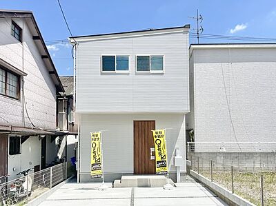 外観：静かな住宅街にたたずむ重厚感あるお家。落ち着いた色合いが素敵ですね。