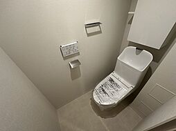 今では欠かせない温水洗浄機能付トイレです。