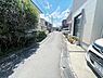 外観：前面道路を含めた現地写真です。